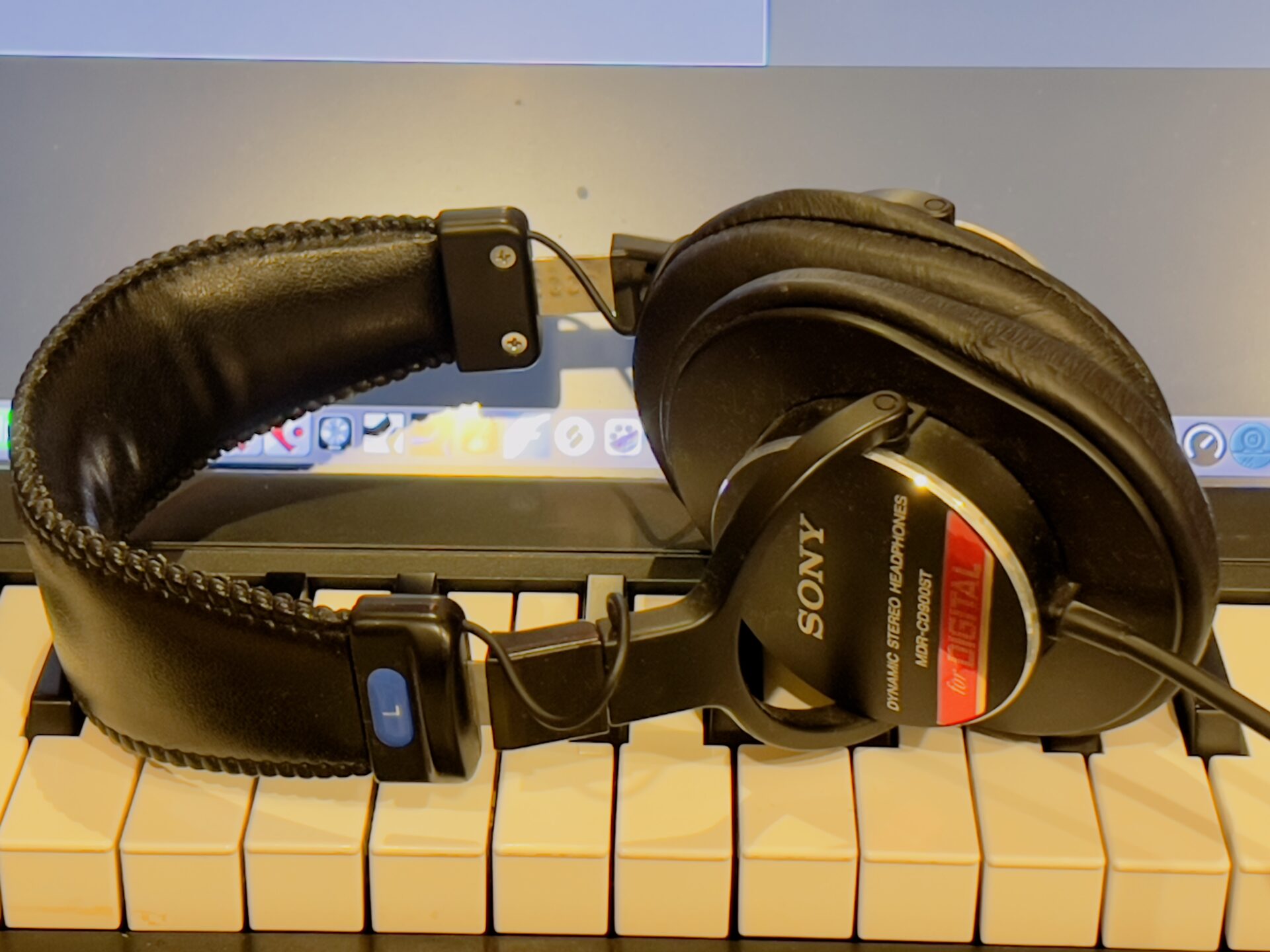 【新品/未使用品】SONY ヘッドホン MDR-CD900ST　人気/定番